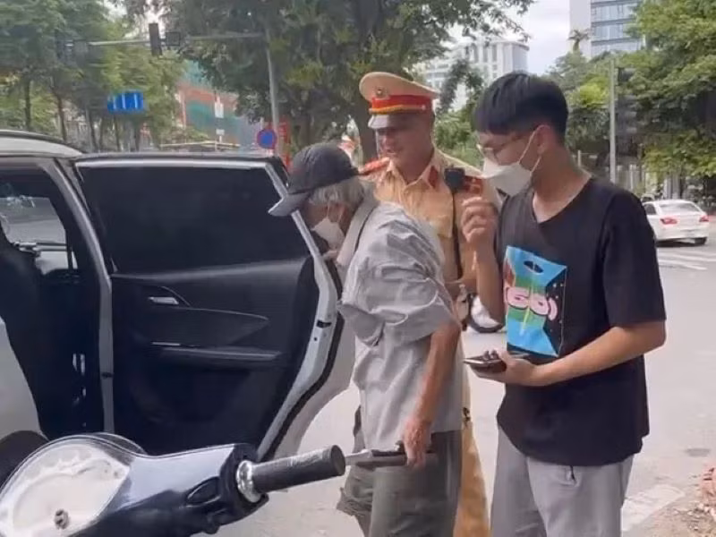 Qua trang Zalo "Phòng Cảnh sát giao thông Hà Nội", lực lượng cảnh sát giao thông đã hỗ trợ tìm kiếm cụ Lương Xuân Hà trở về gia đình.