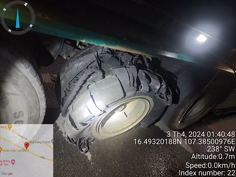Nhiều xe gặp sự cố nổ lốp khi thời tiết tăng cao. Nhiều xe gặp sự cố nổ lốp khi thời tiết tăng cao.