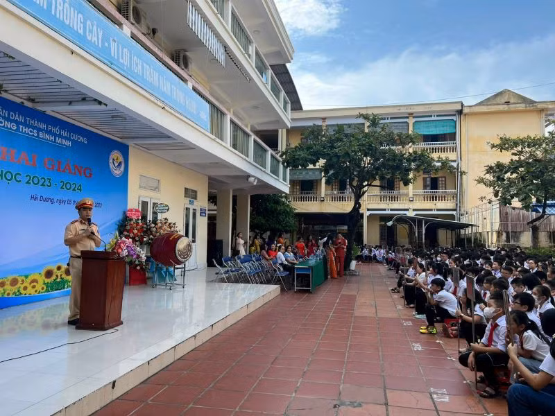 Tuyên truyền về bảo đảm an toàn giao thông cho học sinh Trường Trung học cơ sở Bình Minh (tỉnh Hải Dương) sau lễ khai giảng. Tuyên truyền về bảo đảm an toàn giao thông cho học sinh Trường Trung học cơ sở Bình Minh (tỉnh Hải Dương) sau lễ khai giảng.