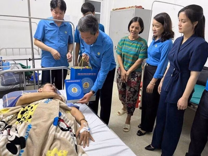 Đồng chí Huỳnh Thanh Xuân thăm hỏi đoàn viên bị thương do mưa lũ.