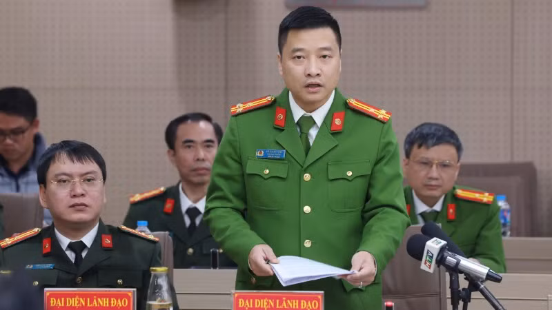 Thượng tá Vũ Thanh Tùng, Phó Cục trưởng Cục Cảnh sát điều tra tội phạm về tham nhũng, kinh tế, buôn lậu phát biểu tại họp báo.