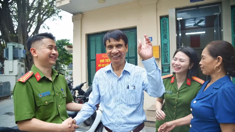 Nụ cười hạnh phúc của ông Nghiêm sau 57 năm thất lạc con gái.