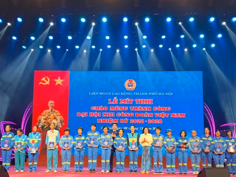 Các Phó Chủ tịch Tổng Liên đoàn Lao động Việt Nam Ngọ Duy Hiểu và Thái Thu Xương trao quà từ đại hội tặng đoàn viên, người lao động Hà Nội.