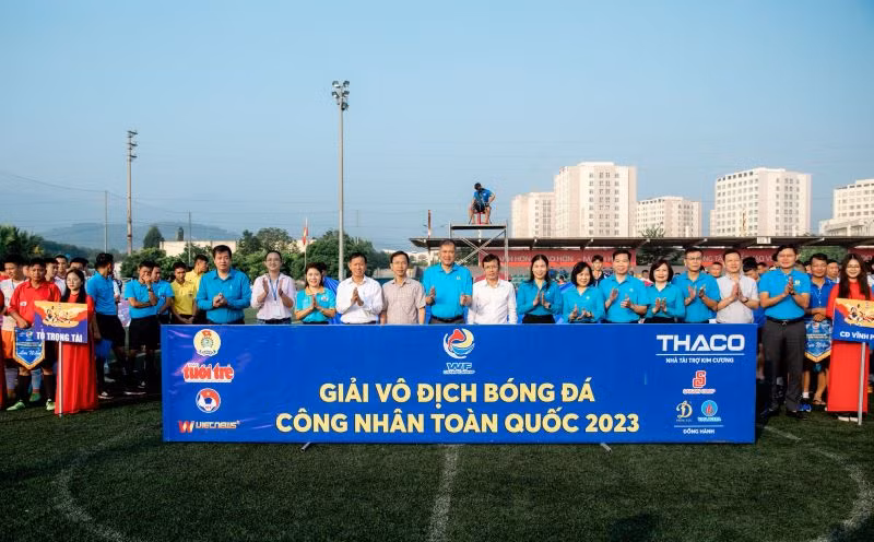 Các đại biểu chụp ảnh lưu niệm cùng các đội tranh giải.