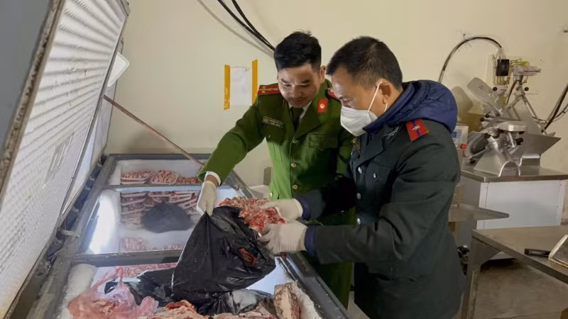 Số hàng hóa không bảo đảm chất lượng bị lực lượng chức năng thu giữ tại cơ sở sơ chế, kinh doanh thực phẩm đông lạnh Minh Quý.
