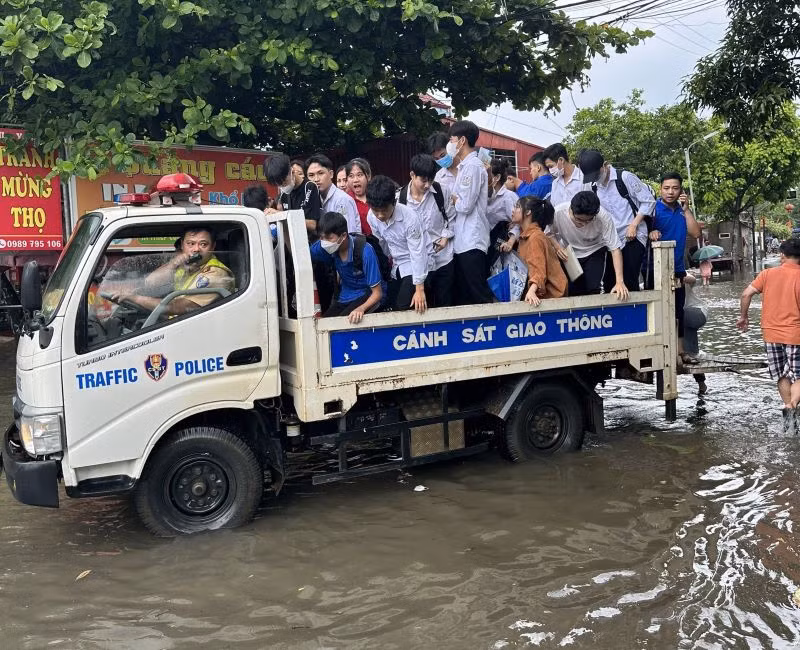 Do trời mưa lớn úng ngập, Cảnh sát giao thông, Công an huyện Cẩm Khê, Phú Thọ dùng xe của lực lượng hỗ trợ thí sinh di chuyển tới các điểm thi.