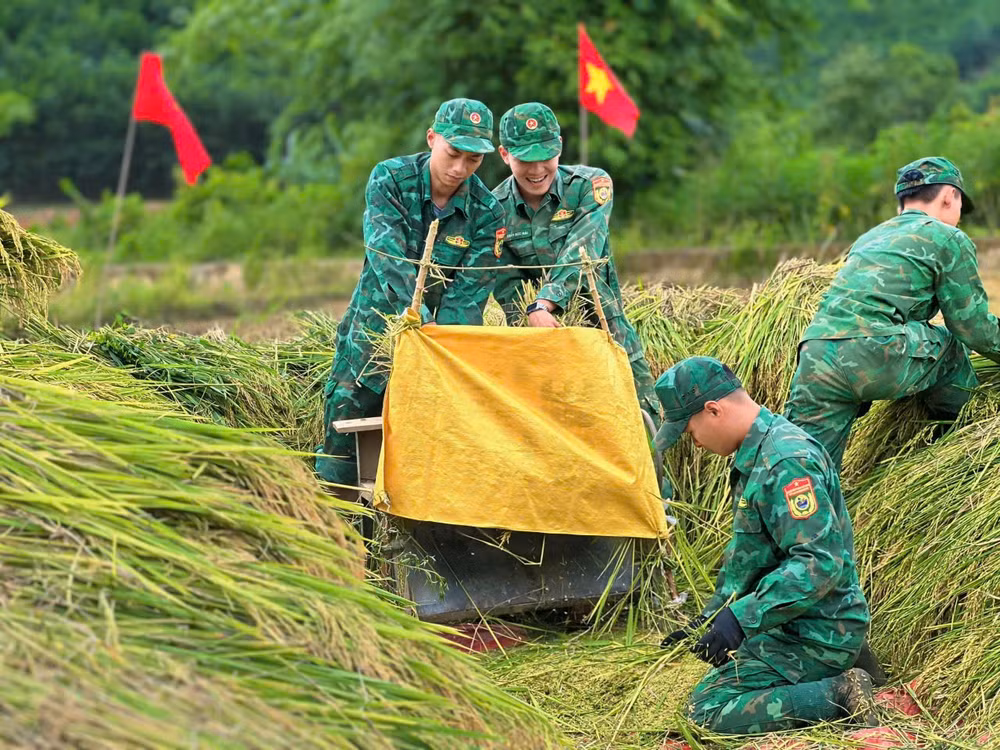 Giúp nhân dân khắc phục và hạn chế tối đa thiệt hại về người và tài sản. Giúp nhân dân khắc phục và hạn chế tối đa thiệt hại về người và tài sản.