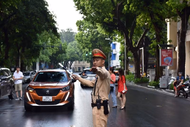Công an thành phố Hà Nội bố trí lực lượng Cảnh sát giao thông tại 196 điểm thi trên địa bàn.