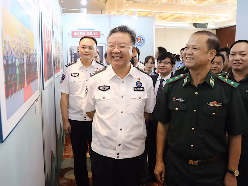 Đoàn đại biểu Biên phòng-Di dân hai nước tham quan triển lãm nghệ thuật.