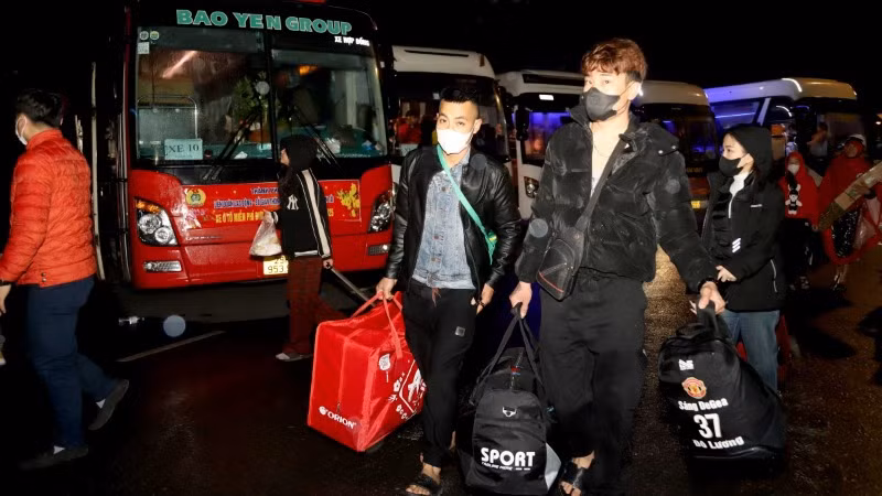 Năm thứ 17, Liên đoàn Lao động thành phố Hà Nội tổ chức đưa đón miễn phí công nhân, lao động về quê đón Tết.