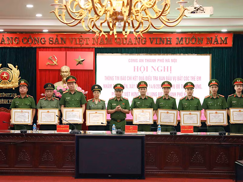 Nhận bằng khen của Công an TP Hà Nội.
