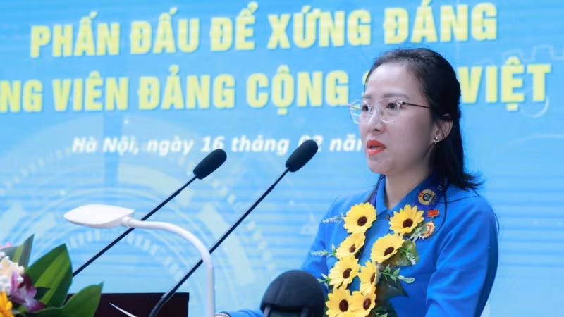 Đảng viên Nguyễn Cẩm Nhung vào Đảng để trở thành người có ích cho đất nước. Đảng viên Nguyễn Cẩm Nhung vào Đảng để trở thành người có ích cho đất nước.