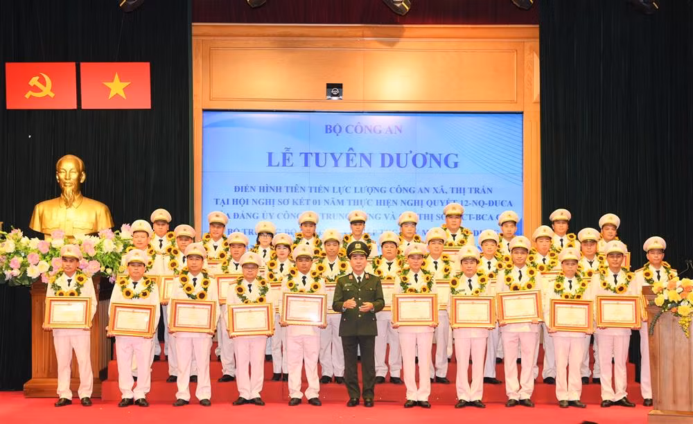 Thứ trưởng Trần Quốc Tỏ trao Bằng khen của Bộ Công an tặng Công an xã, thị trấn có thành tích xuất sắc. Thứ trưởng Trần Quốc Tỏ trao Bằng khen của Bộ Công an tặng Công an xã, thị trấn có thành tích xuất sắc.