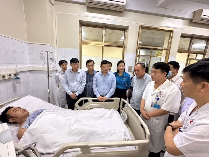 Đoàn công tác đến thăm hỏi, động viên các công nhân bị thương.