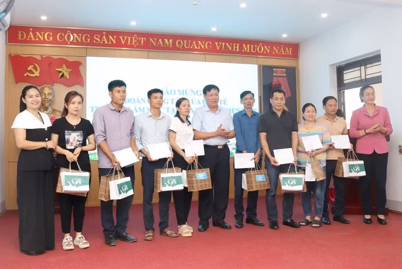 Trao quà tặng các đoàn viên có hoàn cảnh khó khăn, mắc bệnh hiểm nghèo công tác tại Bệnh viện Đa khoa huyện Mộc Châu - Sơn La.