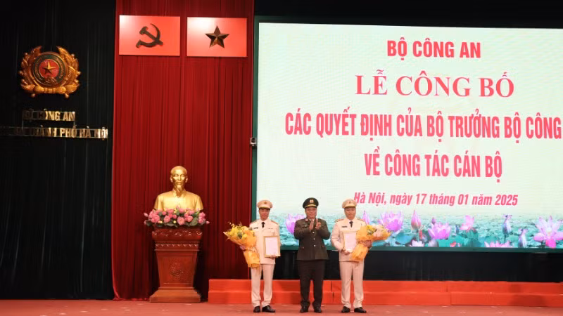 Trung tướng Nguyễn Hải Trung trao Quyết định bổ nhiệm 2 đồng chí tân Phó Giám đốc Công an thành phố Hà Nội.