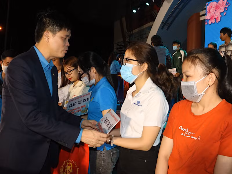 Phó Chủ tịch Tổng Liên đoàn Lao động Việt Nam Ngọ Duy Hiểu trao vé tàu Tết năm 2023 tặng đoàn viên, người lao động.