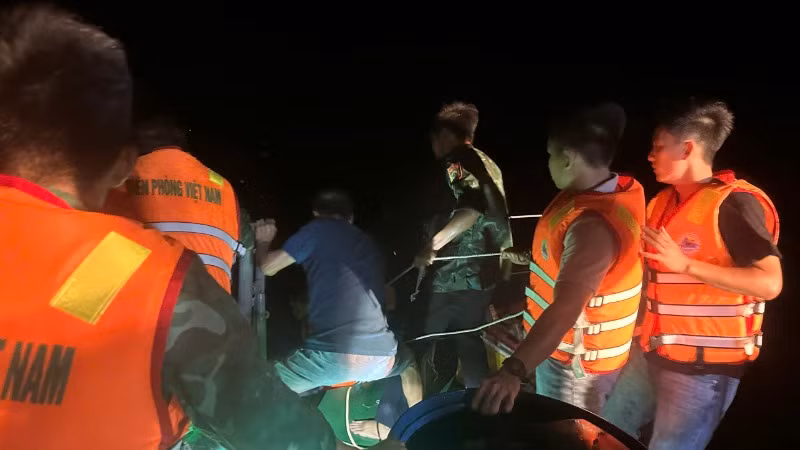Bộ đội Biên phòng Bình Thuận xuyên đêm cứu nạn.