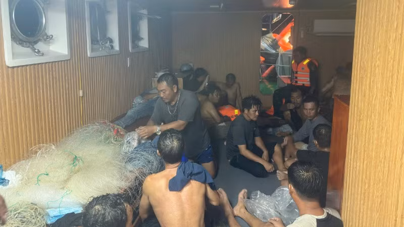 20 ngư dân được cứu nạn kịp thời và đưa lên tàu biên phòng về đất liền.