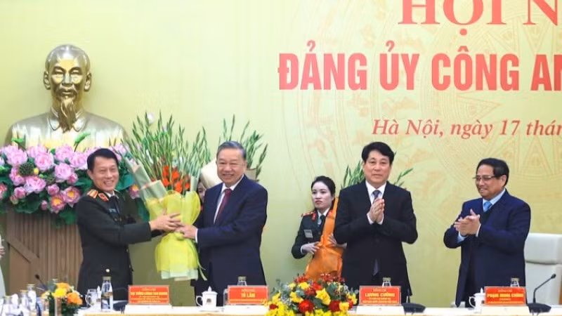 Bộ trưởng Lương Tam Quang thay mặt Đảng ủy Công an Trung ương, lãnh đạo Bộ Công an trao những bó hoa tươi thắm tặng các đồng chí lãnh đạo Đảng, Nhà nước. Bộ trưởng Lương Tam Quang thay mặt Đảng ủy Công an Trung ương, lãnh đạo Bộ Công an trao những bó hoa tươi thắm tặng các đồng chí lãnh đạo Đảng, Nhà nước.