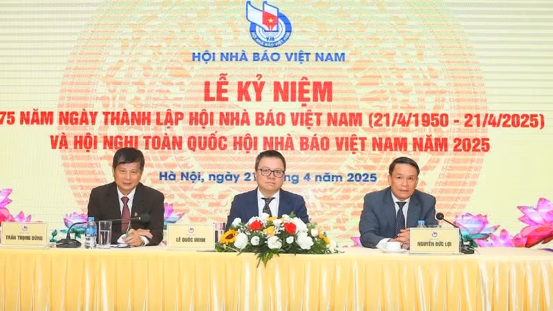 Các đồng chí chủ trì hội nghị. (Ảnh: Nhà báo và Công luận)