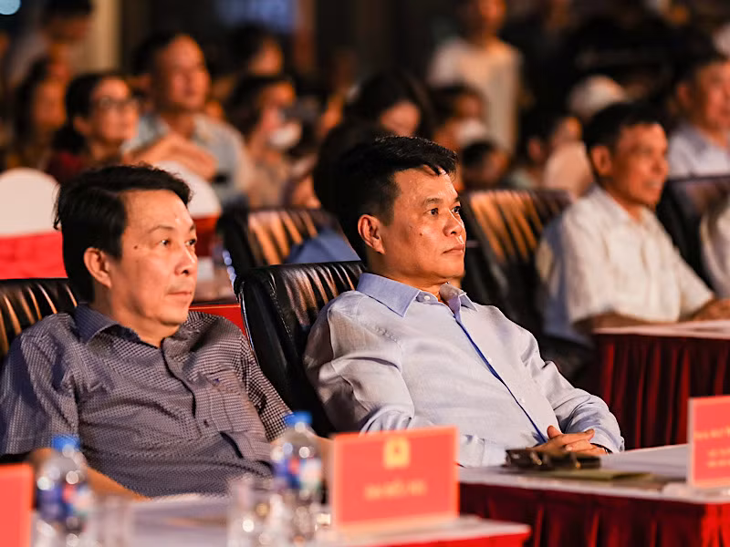 Thiếu tướng Lê Ngọc Châu, Tư lệnh Cảnh sát cơ động (áo trắng) dự chương trình.