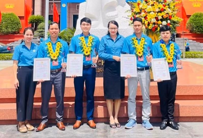 Kỹ sư Trần Việt Hưng (đứng thứ 2 từ trái qua) là 1 trong 4 công nhân, lao động tỉnh Thái Nguyên được trao tặng Giải thưởng Nguyễn Đức Cảnh năm 2023.