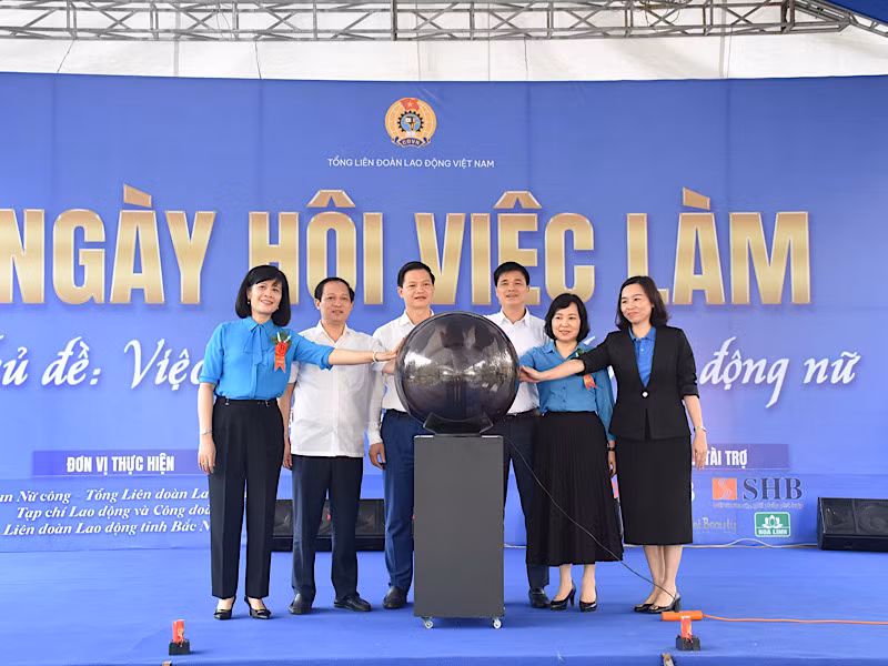 Nghi thức khai mạc Ngày hội việc làm dành cho lao động nữ tại tỉnh Bắc Ninh.