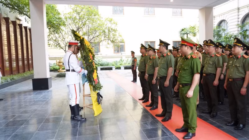 Cán bộ, chiến sĩ Công an Thủ đô xin nguyện suốt đời học tập, noi theo tấm gương của Chủ tịch Hồ Chí Minh vĩ đại, các Anh hùng, liệt sỹ.