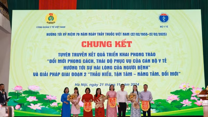 Đại diện Ban tổ chức Cuộc thi trao giải ba tặng các đơn vị. Đại diện Ban tổ chức Cuộc thi trao giải ba tặng các đơn vị.