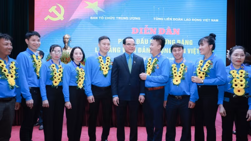 Chủ tịch Tổng Liên đoàn Lao động Việt Nam Nguyễn Đình Khang và các đại biểu công nhân lao động là đảng viên ưu tú dự diễn đàn.