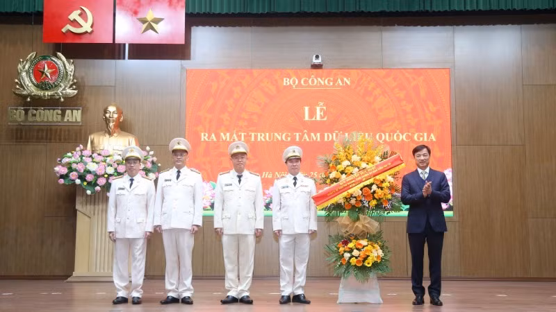 Đồng chí Nguyễn Duy Ngọc, Ủy viên Bộ Chính trị, Bí thư Trung ương Đảng, Chủ nhiệm Ủy ban Kiểm tra Trung ương, tặng hoa chúc mừng Trung tâm Dữ liệu quốc gia. Đồng chí Nguyễn Duy Ngọc, Ủy viên Bộ Chính trị, Bí thư Trung ương Đảng, Chủ nhiệm Ủy ban Kiểm tra Trung ương, tặng hoa chúc mừng Trung tâm Dữ liệu quốc gia.