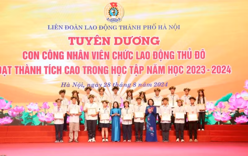 Trao khen thưởng cho các con đạt giải trong kỳ thi Quốc tế và đạt giải trong kỳ thi chọn học sinh giỏi Quốc gia. Trao khen thưởng cho các con đạt giải trong kỳ thi Quốc tế và đạt giải trong kỳ thi chọn học sinh giỏi Quốc gia.