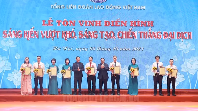 Lễ tôn vinh điển hình sáng kiến vượt khó, sáng tạo, chiến thắng đại dịch do Tổng Liên đoàn Lao động Việt Nam tổ chức tháng 10/2023.
