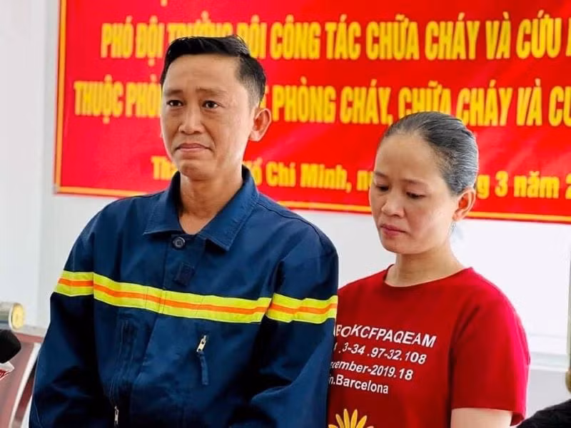 Trung tá Nguyễn Chí Thành và vợ đã rơi những giọt nước mắt cảm động tại lễ bàn giao nhà đồng đội vào tháng 3/2023.