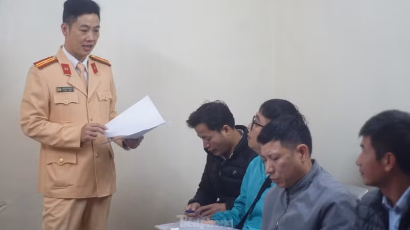 Lực lượng thực thi hướng dẫn người dân cách ghi hồ sơ. Lực lượng thực thi hướng dẫn người dân cách ghi hồ sơ.