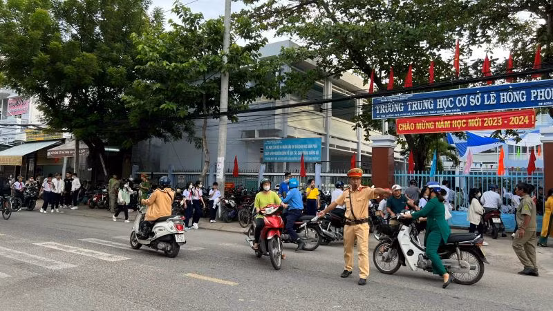 Phân luồng giao thông tránh ách tắc tại Ninh Thuận. Phân luồng giao thông tránh ách tắc tại Ninh Thuận.