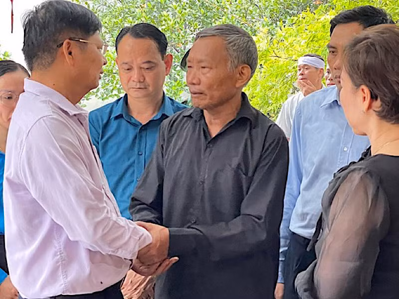 Đồng chí Phan Văn Anh thăm hỏi, động viên gia đình đoàn viên Trần Thị Thịnh.
