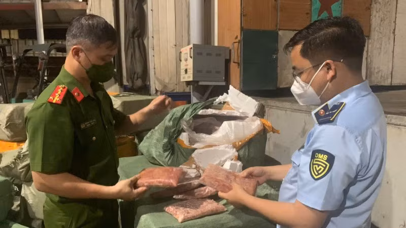 Lực lượng chức năng phát hiện, thu giữ hơn 7 tấn thực phẩm không rõ nguồn gốc ngày 5/5.