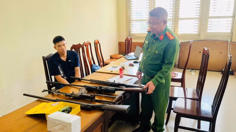 Khám xét khẩn cấp chỗ ở của Nguyễn Duy Khánh, cơ quan chức năng phát hiện thu giữ 5 khẩu súng.