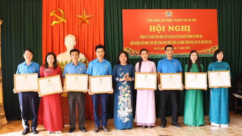 Trao Bằng khen tặng các cá nhân điển hình tiên tiến trong học tập và làm theo tư tưởng, đạo đức, phong cách Hồ Chí Minh (giai đoạn 2016-2025).