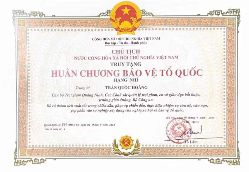 Chủ tịch nước Tô Lâm ký Quyết định truy tặng Huân chương Bảo vệ Tổ quốc hạng Nhì cho đồng chí Trần Quốc Hoàng. Chủ tịch nước Tô Lâm ký Quyết định truy tặng Huân chương Bảo vệ Tổ quốc hạng Nhì cho đồng chí Trần Quốc Hoàng.