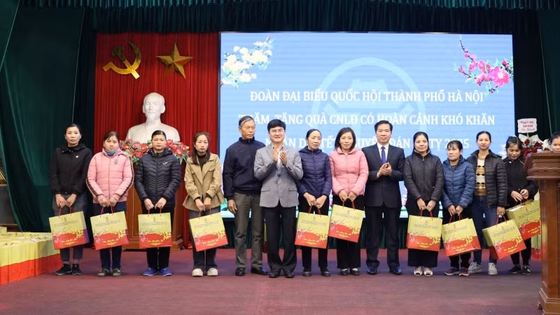 Đồng chí Nguyễn Tuấn Thịnh, Đoàn đại biểu Quốc hội thành phố Hà Nội và Phó Chủ tịch Liên đoàn Lao động thành phố Hà Nội Nguyễn Huy Khánh trao quà tặng người lao động huyện Phú Xuyên.