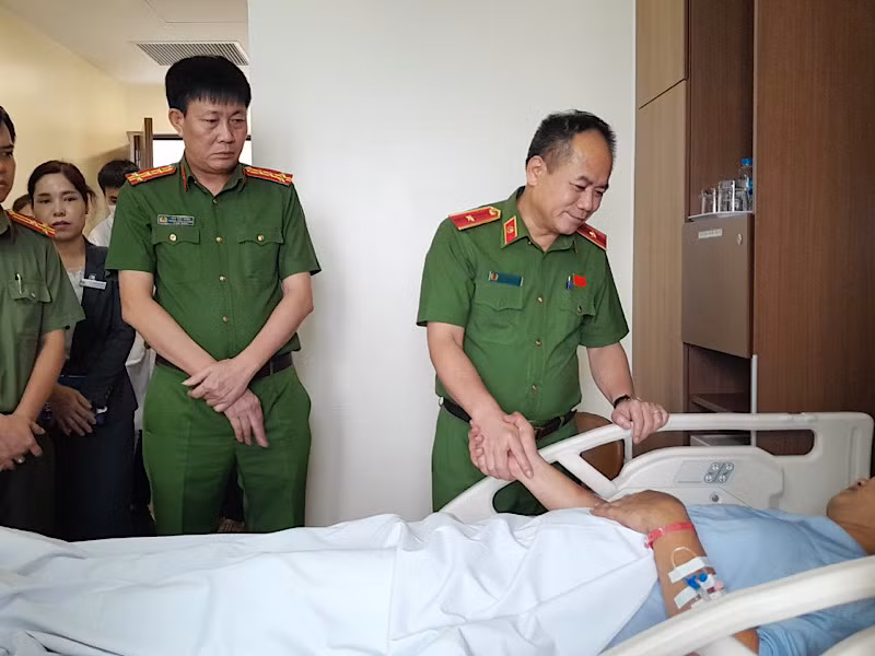 Thiếu tướng Nguyễn Thanh Tùng, Phó Giám đốc Công an thành phố Hà Nội, thăm động viên Thiếu tá Nguyễn Anh Tuấn.