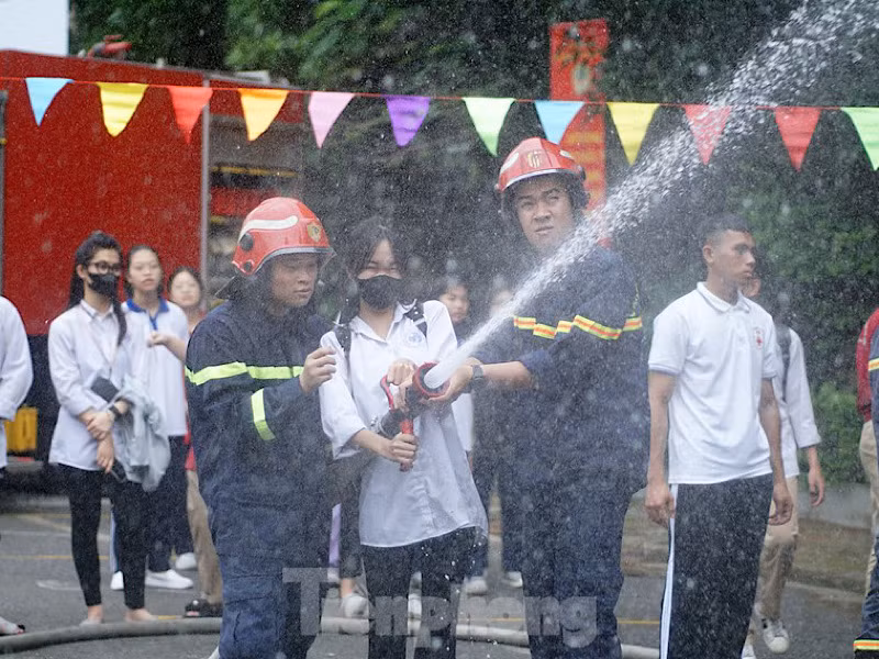 Các em học sinh háo hức trải nghiệm các kỹ năng phòng cháy, chữa cháy và cứu nạn, cứu hộ. Các em học sinh háo hức trải nghiệm các kỹ năng phòng cháy, chữa cháy và cứu nạn, cứu hộ.