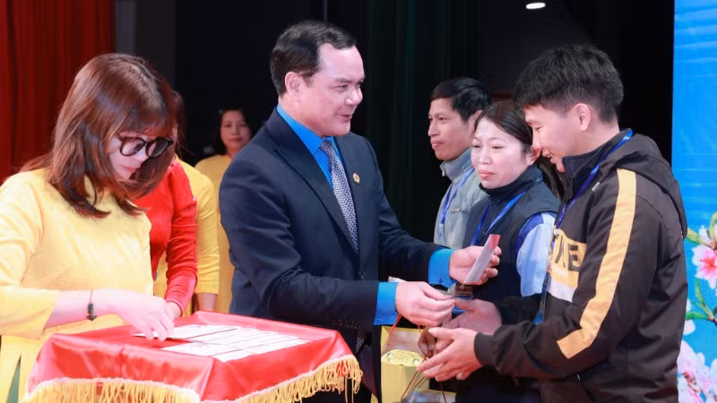 Công nhân, lao động Thủ đô xúc động khi nhận món quà từ Chủ tịch Tổng Liên đoàn Lao động Việt Nam Nguyễn Đình Khang. Công nhân, lao động Thủ đô xúc động khi nhận món quà từ Chủ tịch Tổng Liên đoàn Lao động Việt Nam Nguyễn Đình Khang.