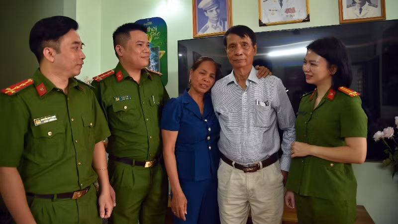 Cha con ông Nghiêm và chị Thủy cùng các cán bộ công an phường Cửa Nam ngày sum họp.