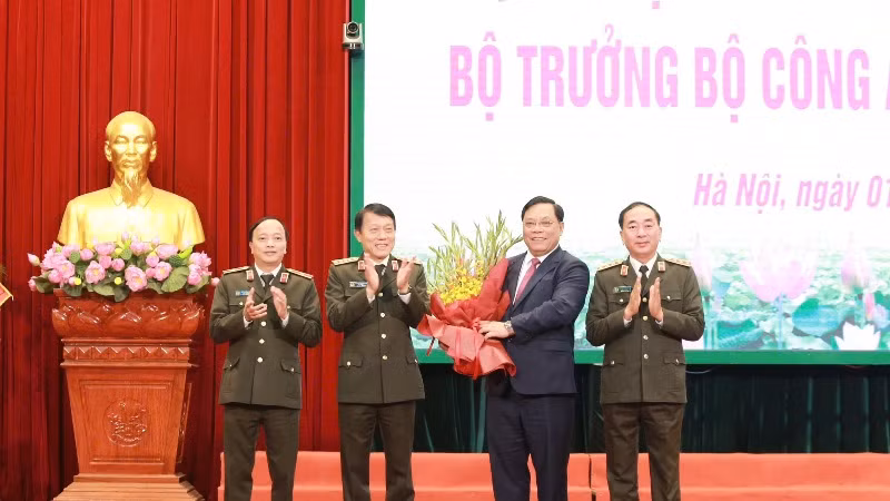Lãnh đạo Bộ Công an tặng hoa chúc mừng đồng chí Nguyễn Hải Trung.