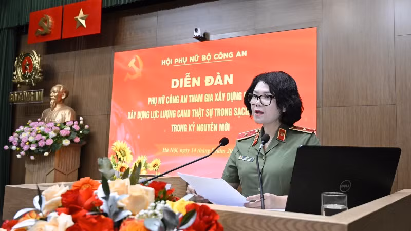 Thiếu tướng Ngô Hoài Thu, Phó Cục trưởng Cục Công tác Chính trị khai mạc diễn đàn. Thiếu tướng Ngô Hoài Thu, Phó Cục trưởng Cục Công tác Chính trị khai mạc diễn đàn.