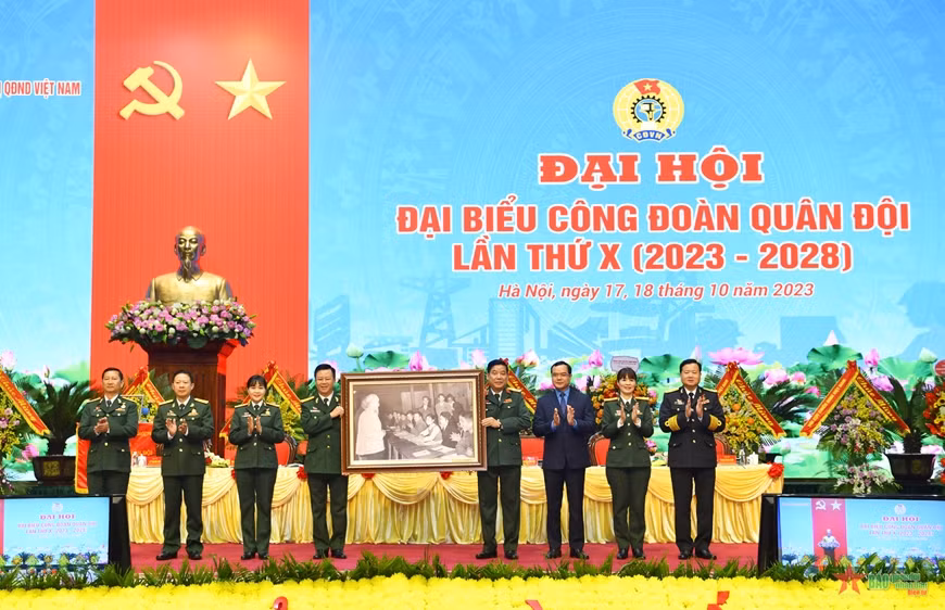 Đồng chí Nguyễn Đình Khang trao tặng Đại hội bức tranh Bác Hồ với giai cấp công nhân và tổ chức Công đoàn. Đồng chí Nguyễn Đình Khang trao tặng Đại hội bức tranh Bác Hồ với giai cấp công nhân và tổ chức Công đoàn.